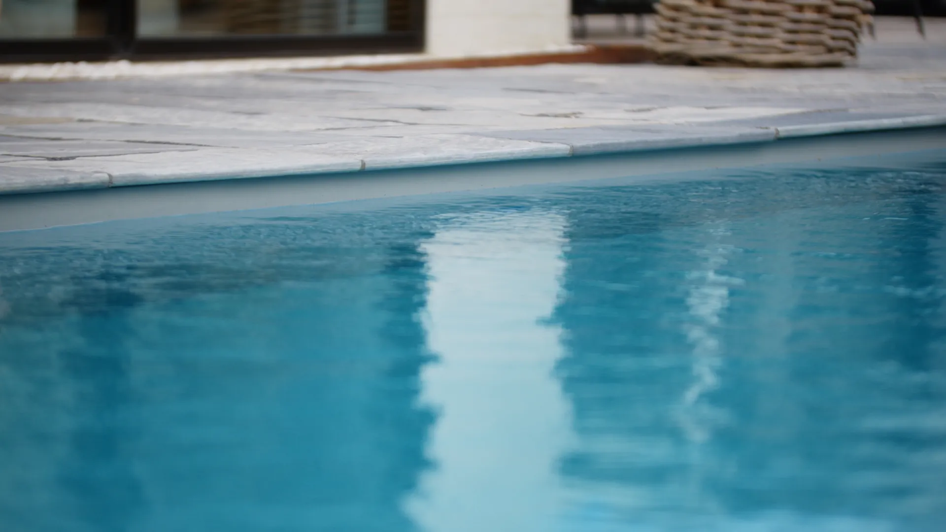 Poolkant i naturskifer