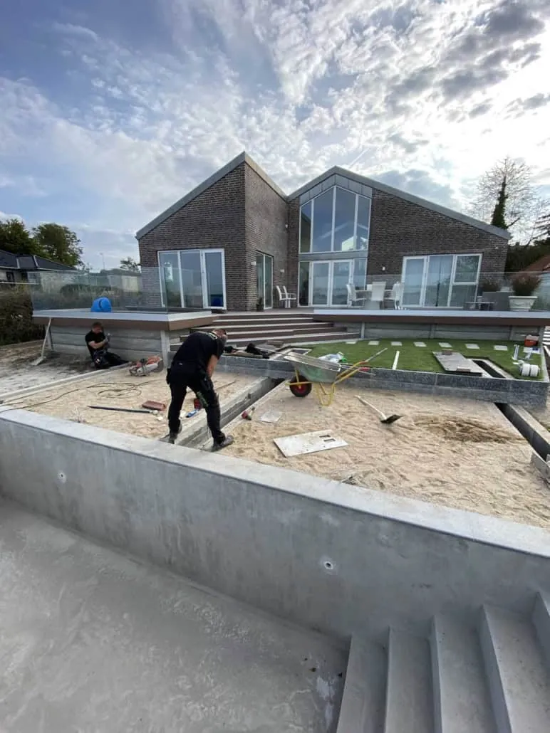 Belægningsarbejde under udførelse ved poolterrasse i Roskilde