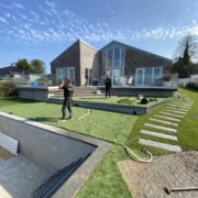 Brolægning ved moderne hus