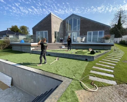 Brolægning ved moderne hus